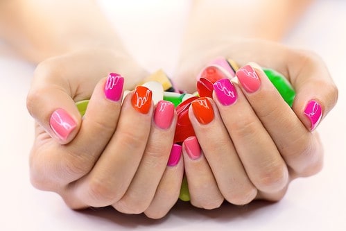 Shellac-Nägel-sind-sehr-fest.jpg Schellack Nägel widerstandsfähig