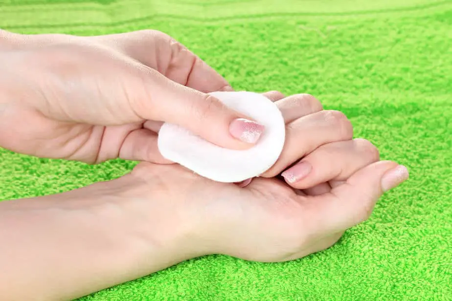 nägel-mit-nagellackentferner-entfetten.jpg