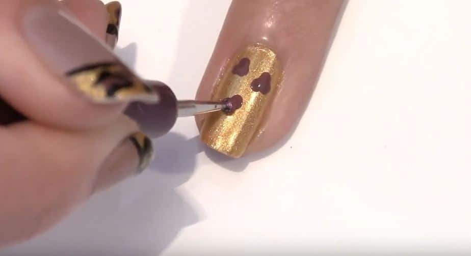Flecken mit dotting tool auftragen